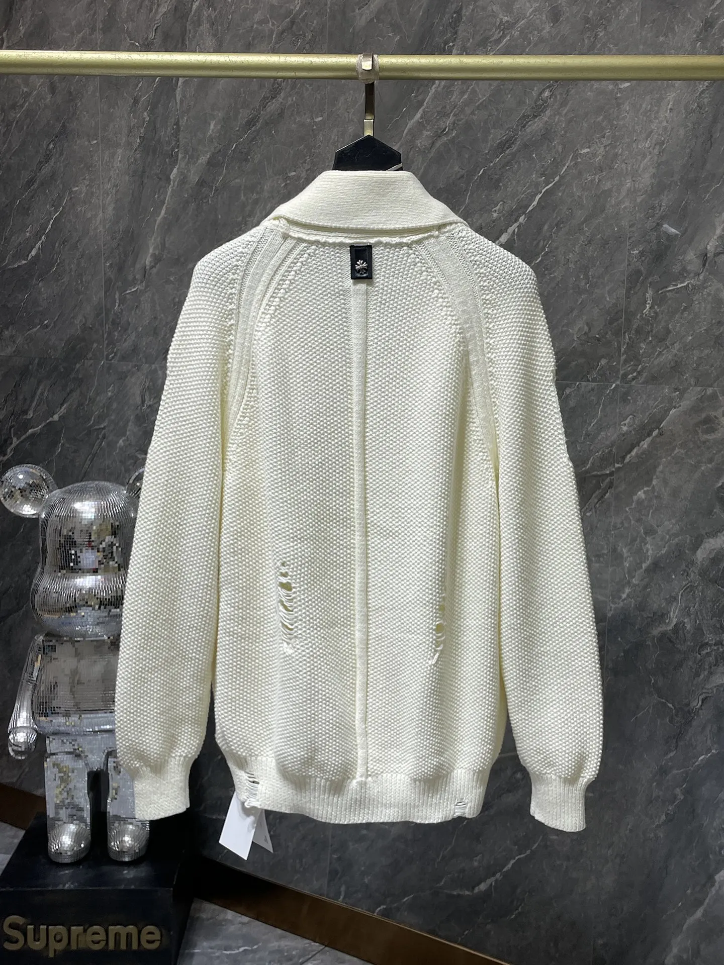 P296 Chrome Hearts sweater series Banana collar wool and leather silver button cardigan Single-breasted placket design All made of leather webbing Customized Chrome Hearts hardware buttons ➕ Leather logo embroidery on the chest Selected high-quality wool and 100% pure cotton knitted fabrics Not the ordinary version on the market! ! Recommended colors: black, white, gray Size: S, M, L, XL